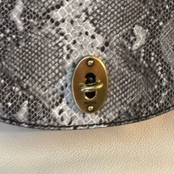 Fossil Cossbody Handbag with Snakeskin Print - Picture 2 of 7
